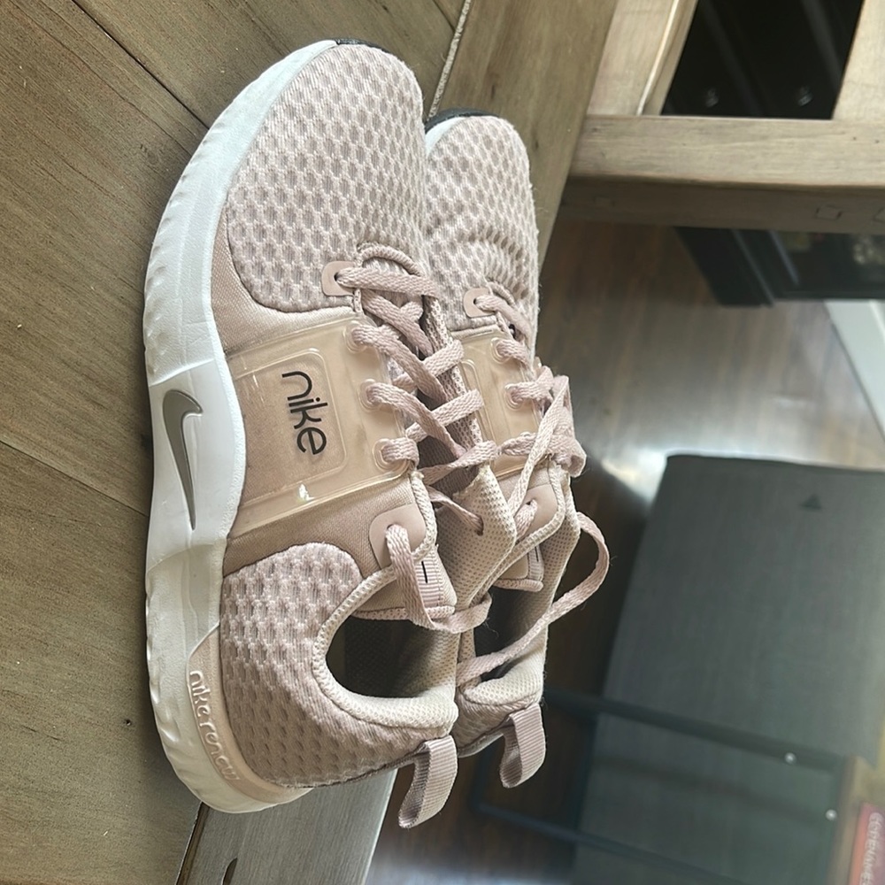 Nike women’s shoe- size 7